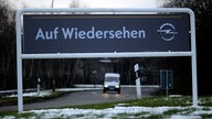 Schild auf dem Opel-Gelände mit der Aufschrift "Auf Wiedersehen"