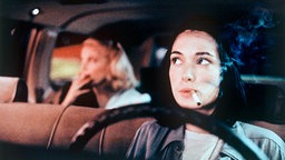 Die Casting-Agentin Victoria Snelling (Gena Rowlands) macht der Taxifahrerin Corky (Winona Ryder) ein lukratives Angebot.