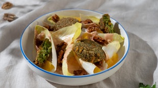 Björn Freitag mit Philipp Vogel: Chicorée-Salat nach „Muddi-Art“ mit Käse-Falafel