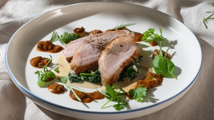 Schweinekotelett BBQ-Style mit Pilzen und Parmesan-Spinat