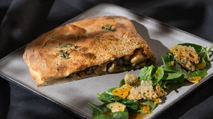 Rand-Calzone mit Spinatsalat und Parmesan-Crunch