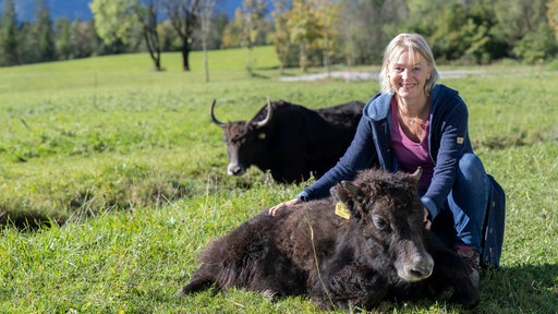 Andrea Meßmer mit Yaks auf der Weide. 