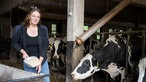 Delia Bögel füttert die Kühe im Stall mit selbstgemachtem Kraftfutter. 