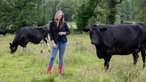 Delia Bögel bei den Wagyus auf der Weide.