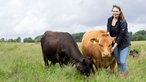 Delia Bögel mit Rindern auf der Weide.