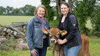 Delia Bögel mit ihrer Mutter und einem Kalb. 