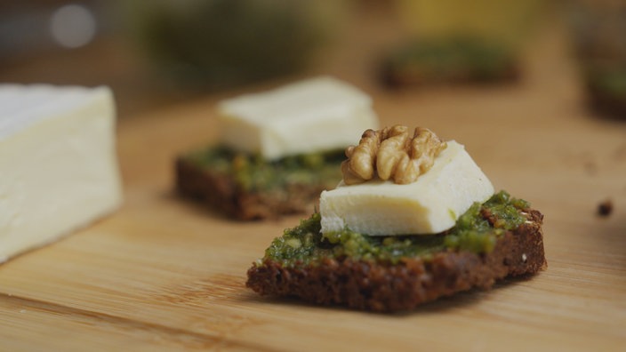 Schwarzbrot mit Wagyu-Kräuterpesto