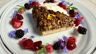 Beeren auf Sonnenblumeneis mit Hanf-Nuss-Ecken