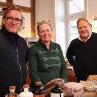  Frank Buchholz und Björn Freitag feiern Weihnachten mit ihren Gästen: Hier mit Iris Haver-Rassfeld 