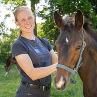 Maria Schulte Spechtel mit einem Pferd. 