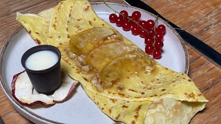 Crêpes aus Straußenei mit Walnüssen und Äpfeln