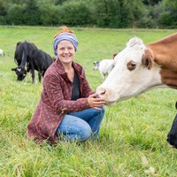Rahel Kremershof bei den Kühen auf der Weide.