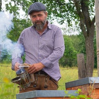Bio-Imker Sebastian Klein bei der Arbeit an seinen Bienenstöcken.