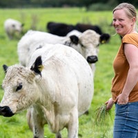 Stephie Bönniger auf der Weide mit Rindern. 