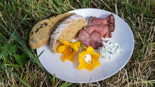 Uli Schauerte : Roastbeef, Focaccia mit Kürbiskern-Kräuterkruste, gefüllte Taglilien
