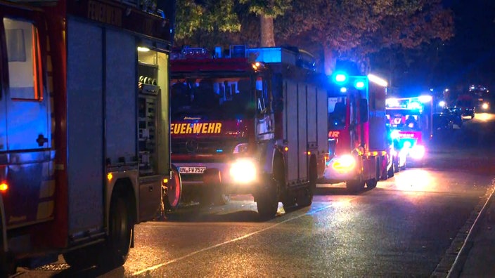 Ein Feuerwehrkonvoi steht am Straßenrand