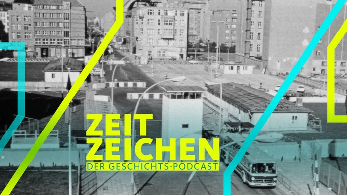 Ein Reisebus überquert einen Grenzübergang zwischen West- und Ost-Berlin. Laut dem Nutzer Carl Friedrich handelt es sich um "den ehemaligen Checkpoint Charlie."