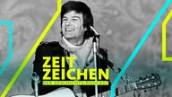 Der US-Musiker Dean Reed mit Gitarre am Mikrofon