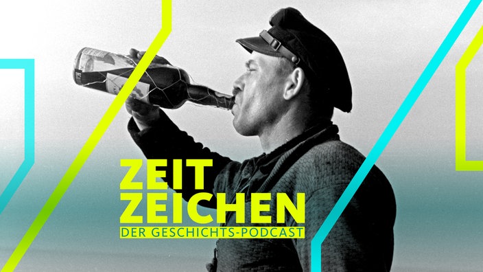 Ein Hochseefischer nimmt einen Schluck Rum aus der Flasche (Deutschland 1930er-Jahre)