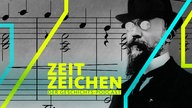 Der französische Komponist und Pianist Erik Satie vor einem Notenblatt