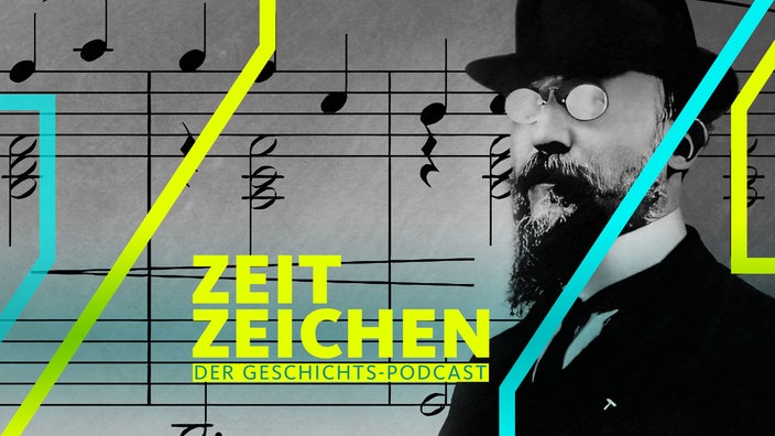 Der französische Komponist und Pianist Erik Satie vor einem Notenblatt