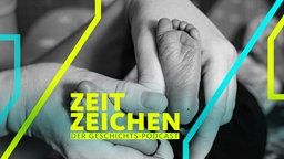 Kleine Kinderfüße in Frauenhänden