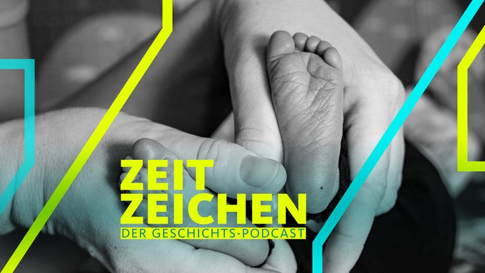 Kleine Kinderfüße in Frauenhänden