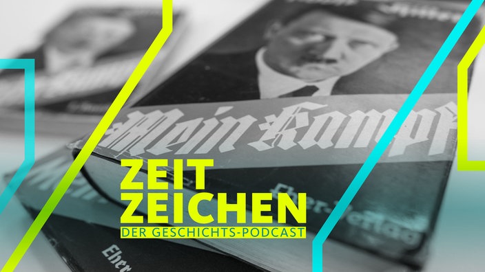 Mehrere Bücher von Adolf Hitlers "Mein Kampf" liegen auf einem Tisch.