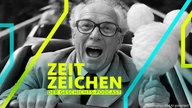 Satirische, KI-generierte Bildmontage von Erich Honecker, der mit einer Zuckerwatte in der Hand in einer Achterbahn sitzt.