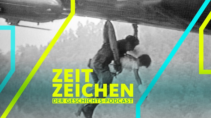 Eine Überlebende des JAL-Flugs 123 wird von einem Retter gehalten, während die beiden in einen Helikopter gehieft werden (13.08.1985)