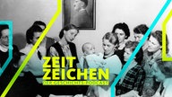 NS-Propaganda-Foto: Frauen bei einem Säuglingslehrgang in der Mütterschule Dresden unter einem Porträt von Adolf Hitler