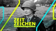 Lee Miller trägt Helm und Uniform als US-Kriegsberichterstatterin im Jahr 1944 in der Normandie in Frankreich