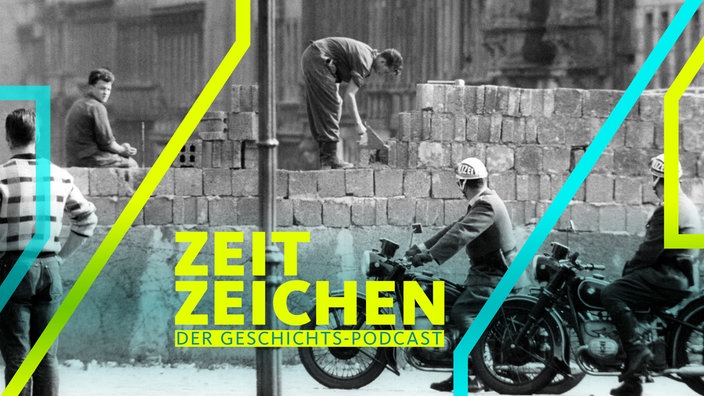 Mauerbau: Arbeiter erhöhen die Sektorensperre an der Bernauer Straße in Berlin im August 1961