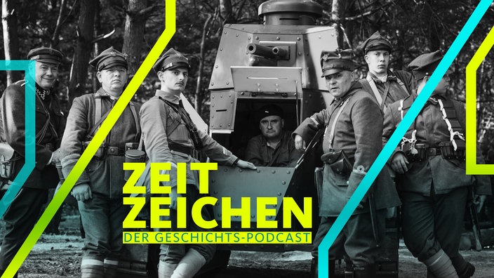 Inszenierung der Schlacht um Warschau: Männer in polnischer Uniform mit Panzerfahrzeug (Aufnahme von 2020)