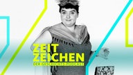 Die Sängerin und Schauspielerin Trude Herr in einem langen Kleid, Abendtasche am kleinen Finger haltend