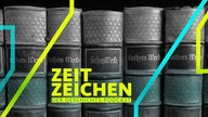 Buchbände einer Ausgabe von Luthers Werken stehen in einem Regal