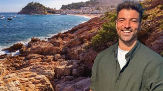 Wunderschön Moderator Ramon Babazadeh steht vor der Küste Costa Bravas.