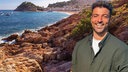 Wunderschön Moderator Ramon Babazadeh steht vor der Küste Costa Bravas.