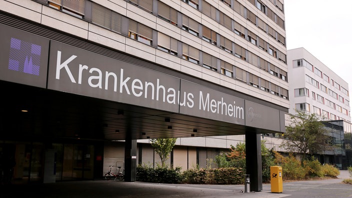 Schriftzug des Krankenhausnamens über dem EIngang der Klinik Köln-Merheim