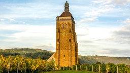 Kirche St. Just zwischen Weinbergen und hügeliger Landschaft