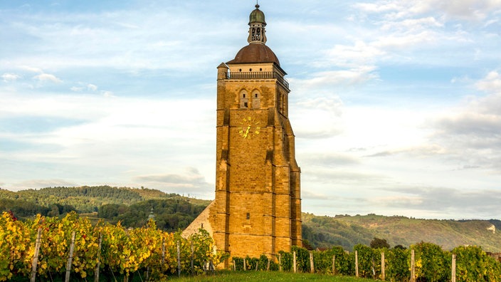 Kirche St. Just zwischen Weinbergen und hügeliger Landschaft