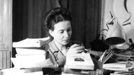 Simone de Beauvoir an ihrem Schreibtisch in Paris, 1945