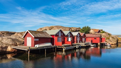 Hafen mit Boothäuser im Ort Smögen in Schweden