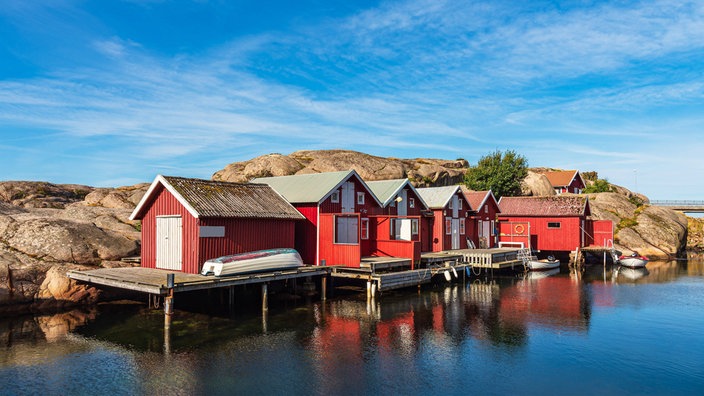 Hafen mit Boothäuser im Ort Smögen in Schweden