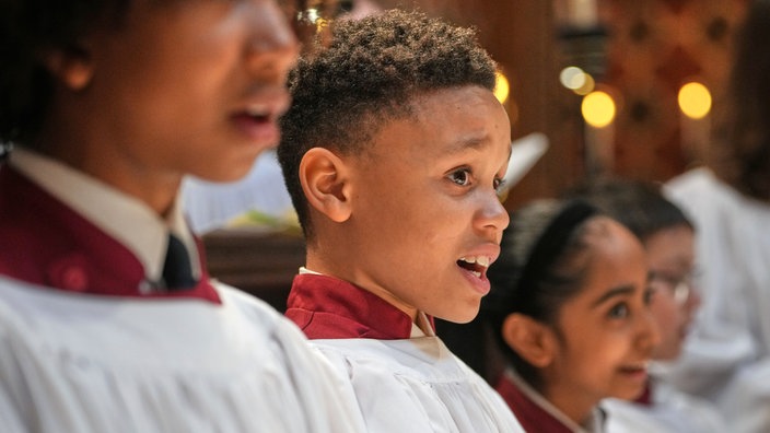 Das Beitragsbild der WDR3 "Evensong & Folk Songs and Ballads of Olde England" zeigt einen Kinderchor während einer Evensong Messe in Rochester, England.