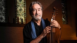 Das Beitragsbild der WDR3 Vesper "Jordi Savall - Friedensstifter & Brückenbauer" zeigt ein Porträt von Jordi Savall mit einer Gambe. 