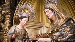 Das Beitragsbild der WDR3 Vesper "Maria Königin' & 'Barroco Espanol" zeigt die Heilige Hannah und Jungfrau Maria in der Kirche El Salvador in Sevilla.