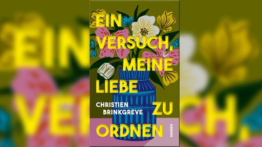 Das Buchcover von "Ein Versuch, meine Liebe zu ordnen" von Christien Brinkgreve: Eine Blumenvase mit farbenfrohen Blumen, die auf einem rosafarbenen Tisch vor grünem Hintergrund steht. Der Buchtitel ist in leuchtend gelben Buchstaben darüber gelegt.