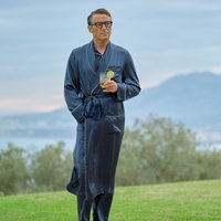 Cary Grant (Jason Isaacs) in einer Szene der Serie "Archie – Die Cary Grant Story"