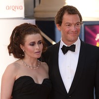 Hauptdarsteller von "Burton & Taylor" Helena Bonham Carter und Dominic West auf dem roten Teppich. Sie trägt ein elegantes, schwarzes Kleid und eine Perlenkette, er trägt einen Anzug mit einer schwarzen Fliege. 